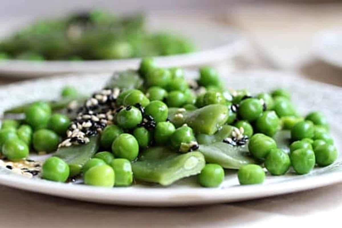 Green beans and peas with sesame on a plate.