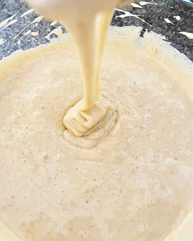 Beaten eggs and sugar until foamy in a glass bowl.