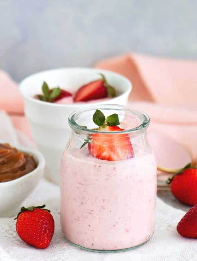Individual serving of easy strawberry dessert, cheesecake style