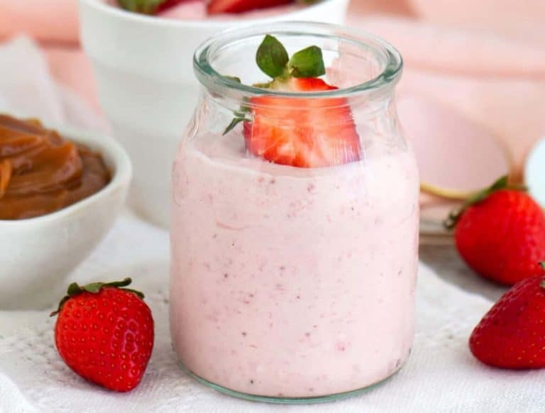 Individual serving of easy strawberry dessert, cheesecake style