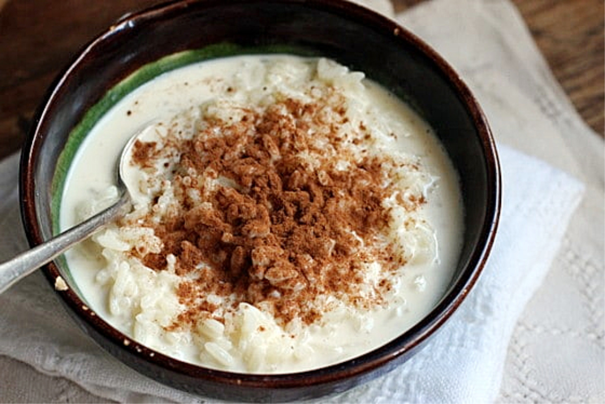 Dark bowl with rice pudding on white cloth