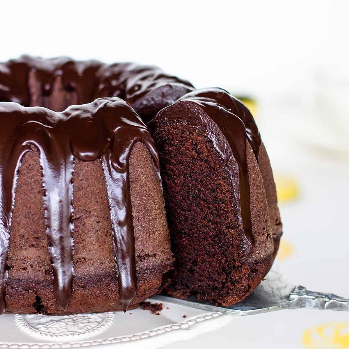 Made a dark chocolate bundt cake, intensely chocolatey, super moist. Wanted  to use my fancy new Bundt pan for something. : r/Baking