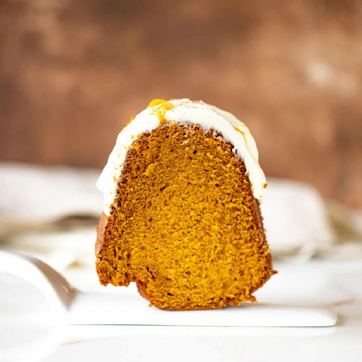 https://vintagekitchennotes.com/wp-content/uploads/2021/10/Pumpkin-bundt-cake-slice.jpeg